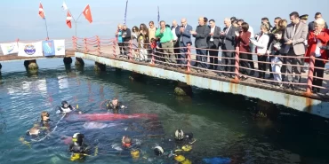 dalgiclar-cumhuriyet-bayramini-denizde-bayrak-acarak-kutladi