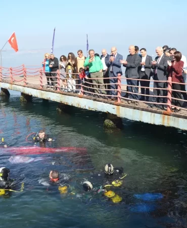 dalgiclar-cumhuriyet-bayramini-denizde-bayrak-acarak-kutladi