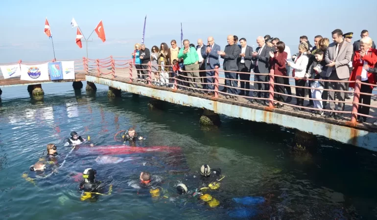 dalgiclar-cumhuriyet-bayramini-denizde-bayrak-acarak-kutladi