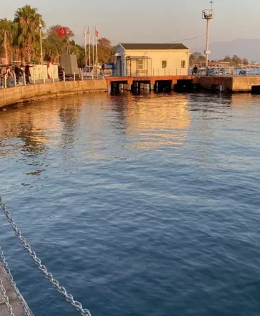 korfezde-14-yasindaki-kiz-cocugu-denize-atladi-vatandaslar-seferber-oldu-1[1]