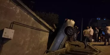 park-halindeyken-hareket-eden-otomobil-ev-ile-17903677_amp[1]