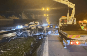 Bariyerlere çarparak parçalanan aracın sürücü sağ çıktı