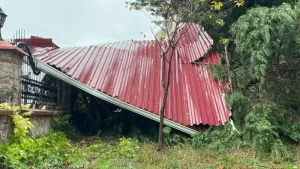Kocaeli'de Güçlü Rüzgar Çatıları Uçurarak Araçlara Zarar Verdi