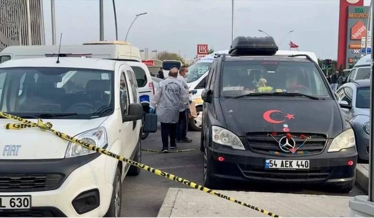 kocaeli-de-bir-kisi-park-halindeki-minibuste-18039251_amp.jpg