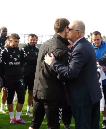 kocaelispor-antrenmaninda-duygusal-surpriz-18075855_amp.jpg