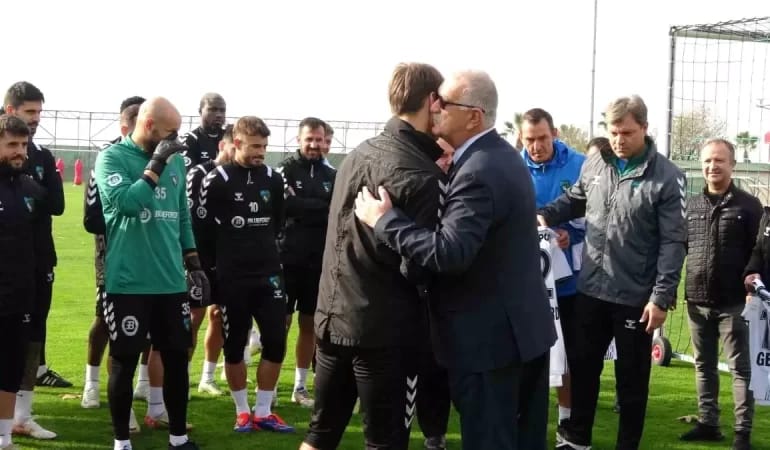 kocaelispor-antrenmaninda-duygusal-surpriz-18075855_amp.jpg