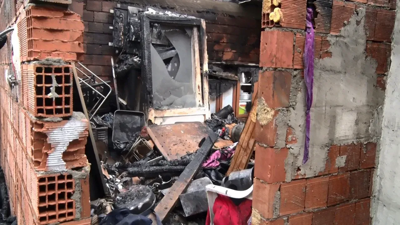 İzmit'te Sobadan Çıkan Yangın, Bir Kadını ve 5 Çocuğunu Evsiz Bıraktı