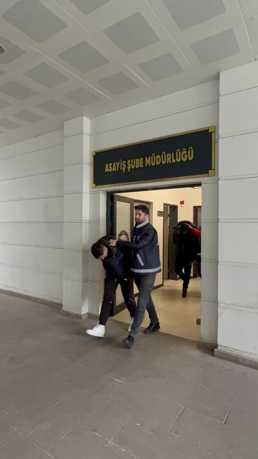 Kendilerini polis olarak tanıtıp vatandaşları dolandırdılar