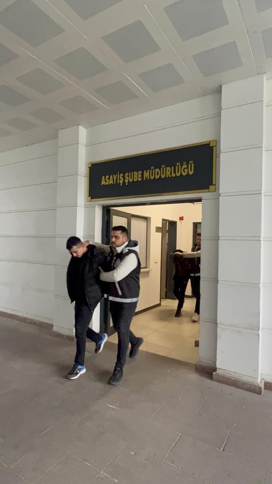 Kendilerini polis olarak tanıtıp vatandaşları dolandırdılar