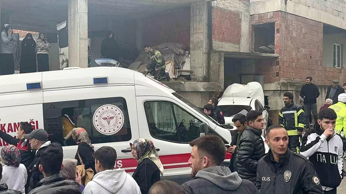 Freni boşalan otomobil binanın duvarına çarptı