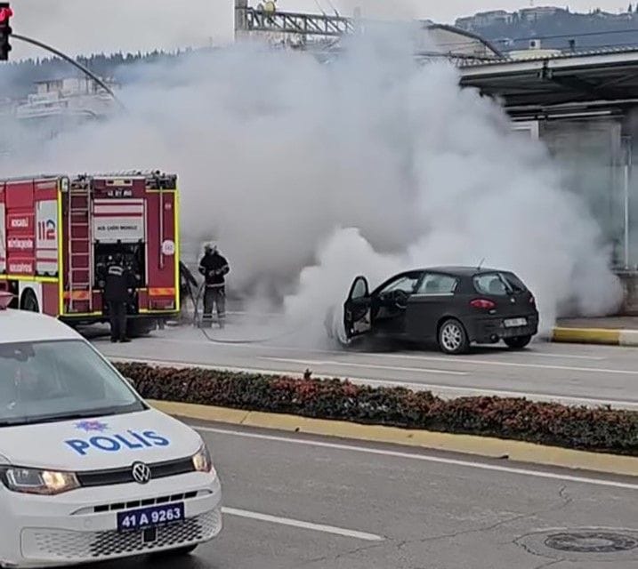 Kocaeli'de seyir halindeki araç aniden alev aldı