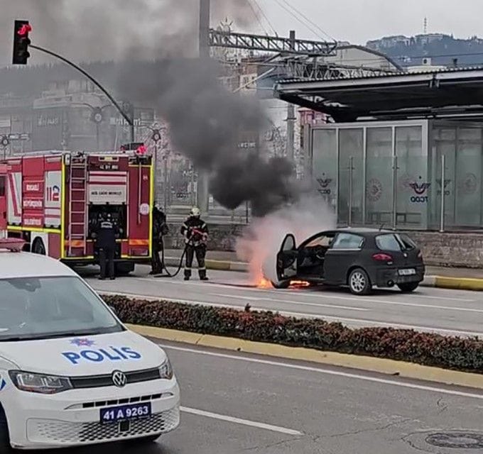 Kocaeli'de seyir halindeki araç aniden alev aldı