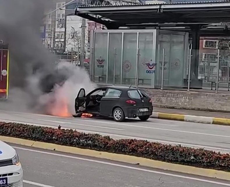 Kocaeli'de seyir halindeki araç aniden alev aldı