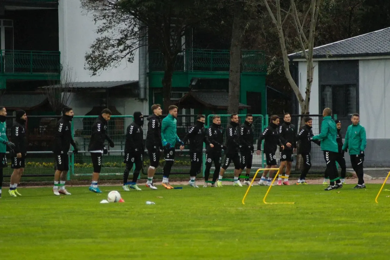 Kocaelispor'un yeni hocası İsmail Taşdemir ile ilk antrenman yapıldı