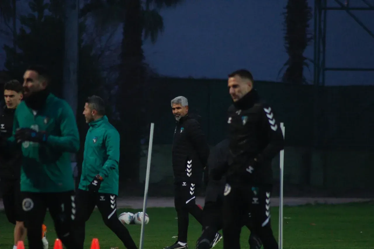 Kocaelispor'un yeni hocası İsmail Taşdemir ile ilk antrenman yapıldı