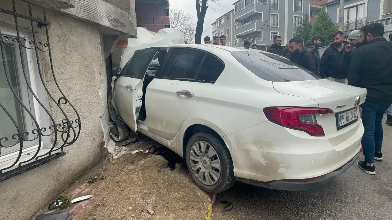Freni boşalan otomobil binanın duvarına çarptı