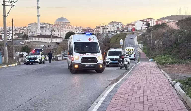 kocaeli-de-minibusun-carptigi-yaya-yaralandi-18177085_amp.jpg