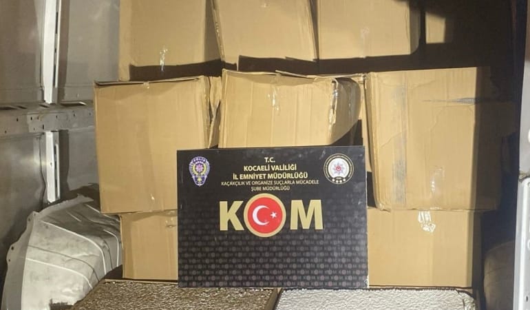 TEM'DE DURDURULAN ARAÇTAN 891 BİN KAÇAK MAKARON ELE GEÇİRİLDİ