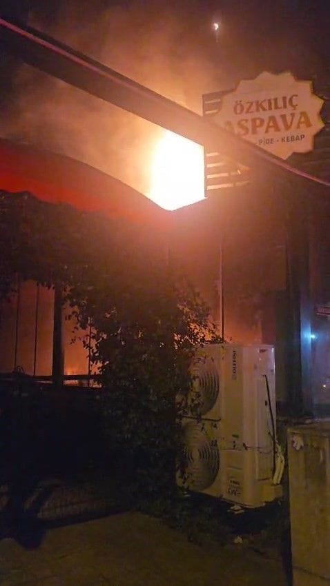 İzmit’te Bir Restoran Alev Alev Yandı