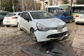 TRAFİK IŞIKLARINDA OTOMOBİL MOTOSİKLETE ÇARPTI: 2 YARALI