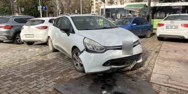 TRAFİK IŞIKLARINDA OTOMOBİL MOTOSİKLETE ÇARPTI: 2 YARALI