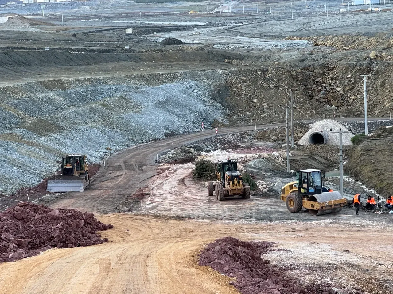 Kandıra'da yerleşim yerine yakın mesafede patlatılan TNT çevrede hasara yol açtı