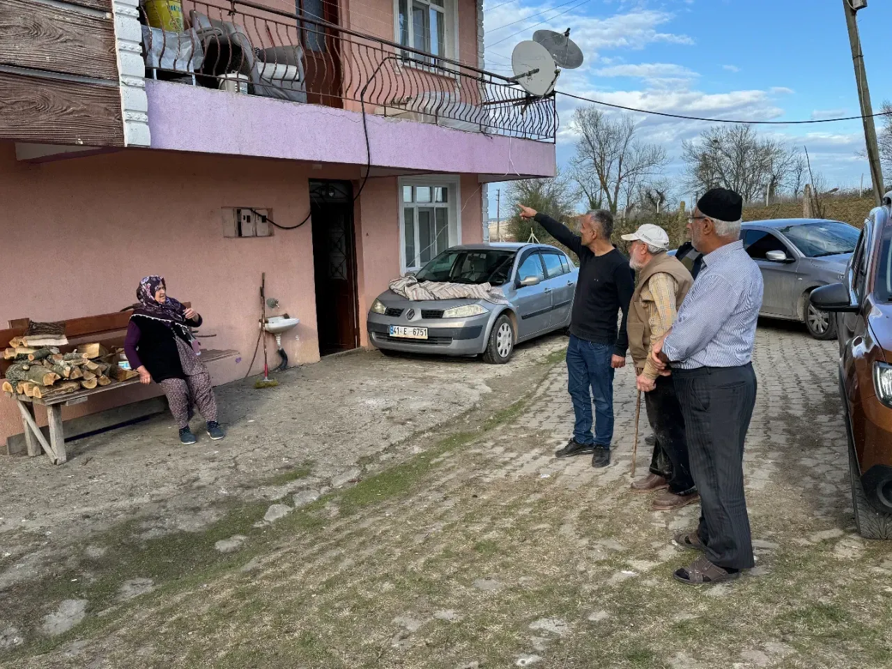 Kandıra'da yerleşim yerine yakın mesafede patlatılan TNT çevrede hasara yol açtı