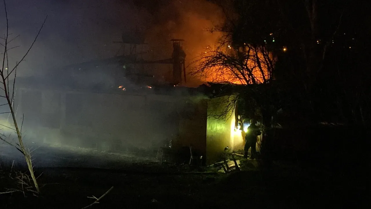 Kocaeli'de tek katlı müstakil ev yangında kül oldu