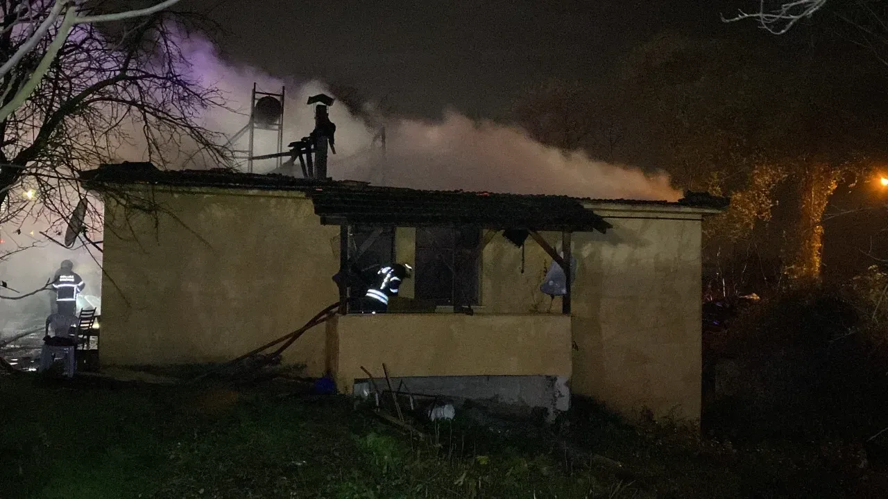 Kocaeli'de tek katlı müstakil ev yangında kül oldu