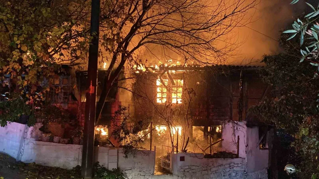 İzmit'te Ahşap Evde Korkutan Yangın: Yaşlı Kadın Son Anda Kurtuldu