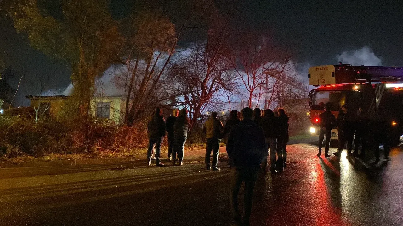 Kocaeli'de tek katlı müstakil ev yangında kül oldu