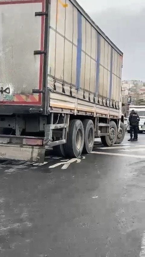 Gebze'de Yaya Geçidinde Kamyon Çarpan Kadın Hayatını Kaybetti