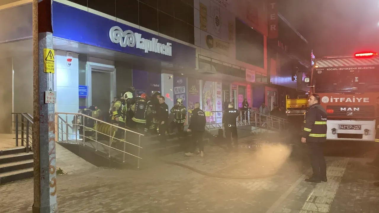 Kocaeli'deki Banka Şubesinde Yangın Çıktı