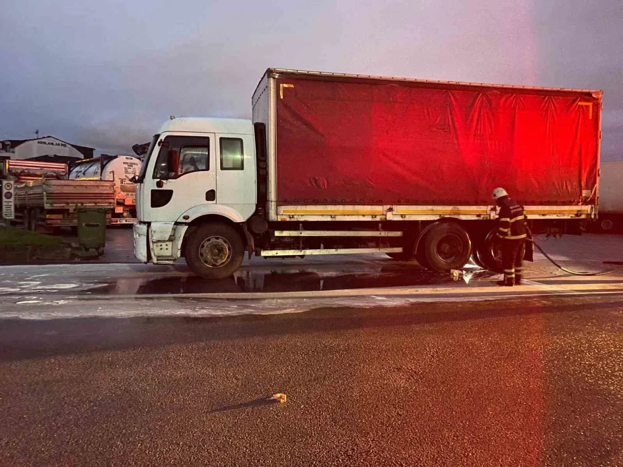 Kocaeli’de kumaş yüklü kamyonda yangın çıktı