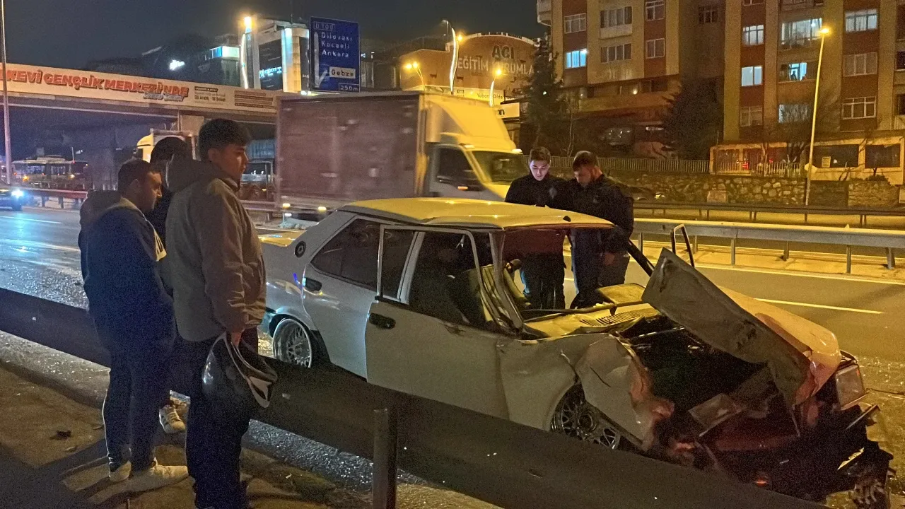 Gebze'de iki otomobil çarpıştı, 2 yaralı