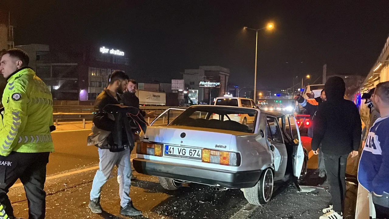 Gebze'de iki otomobil çarpıştı, 2 yaralı