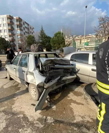 5-aracin-karistigi-zincirleme-kazada-2-kisi-18322219_amp