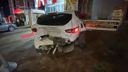 İzmit'te Alkollü Sürücü Kazaya Neden Oldu: 3 Yaralı