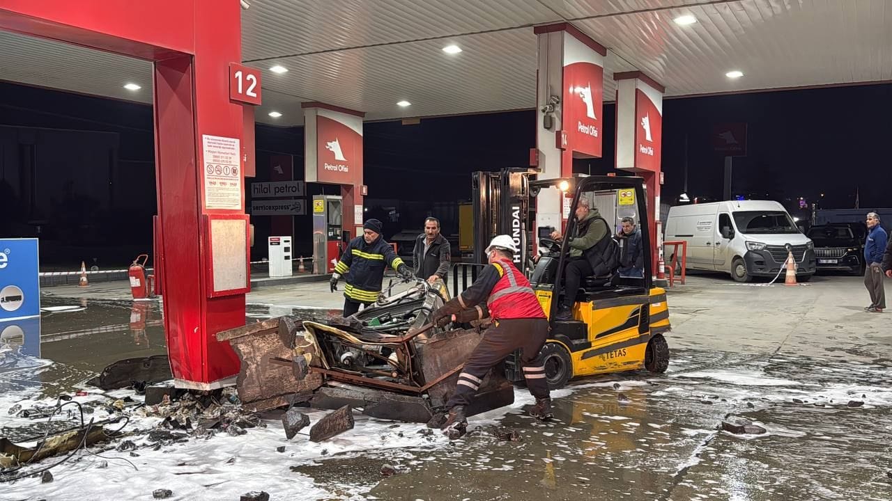 Hafif Ticari Araç, Akaryakıt İstasyonuna Çarptı: 2 Kişi Yaralandı