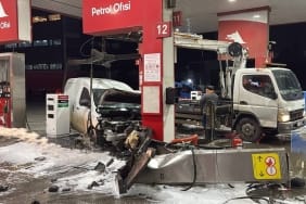 aa-20250102-36647770-36647767-kocaelide-akaryakit-pompasina-carpan-hafif-ticari-aractaki-2-kisi-yaralandi