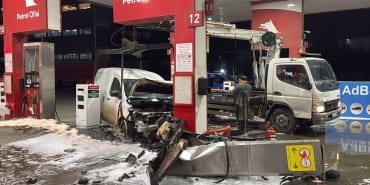 aa-20250102-36647770-36647767-kocaelide-akaryakit-pompasina-carpan-hafif-ticari-aractaki-2-kisi-yaralandi