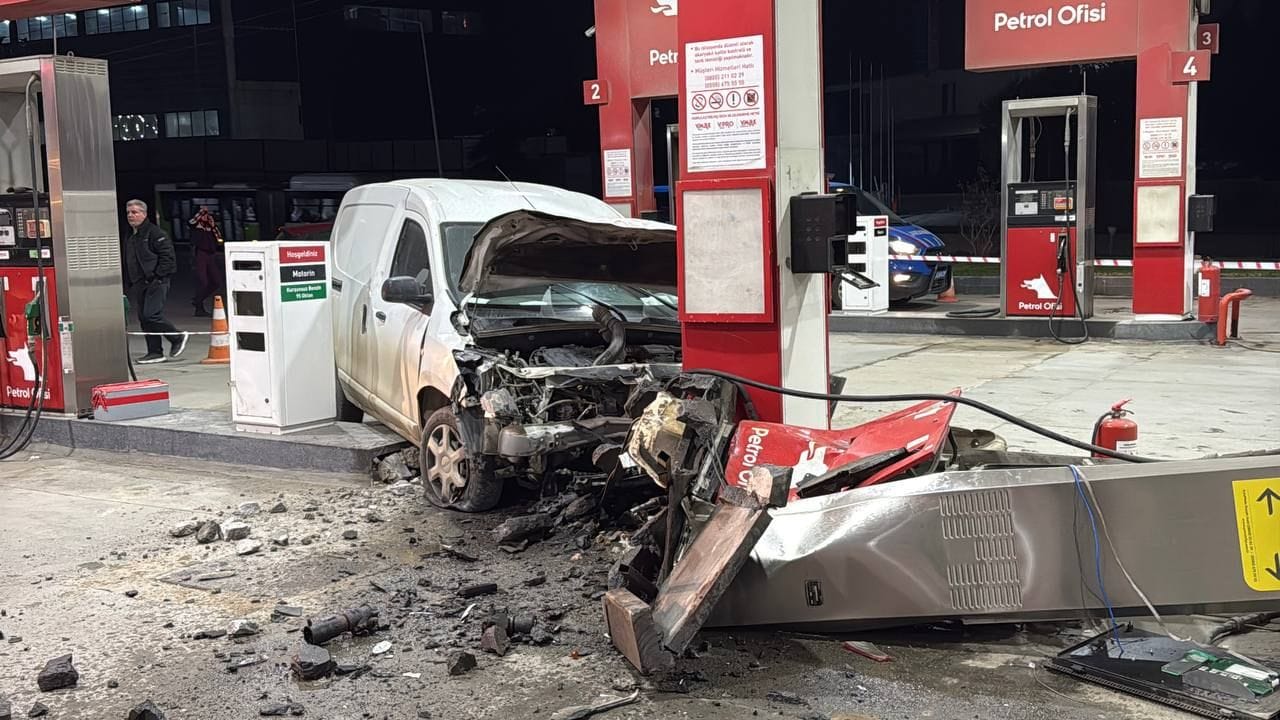 Hafif Ticari Araç, Akaryakıt İstasyonuna Çarptı: 2 Kişi Yaralandı