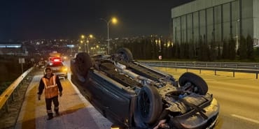 aa-20250129-36902512-36902510-anadolu-otoyolunda-bariyerlere-carparak-devrilen-cipin-surucusu-oldu-1738220899