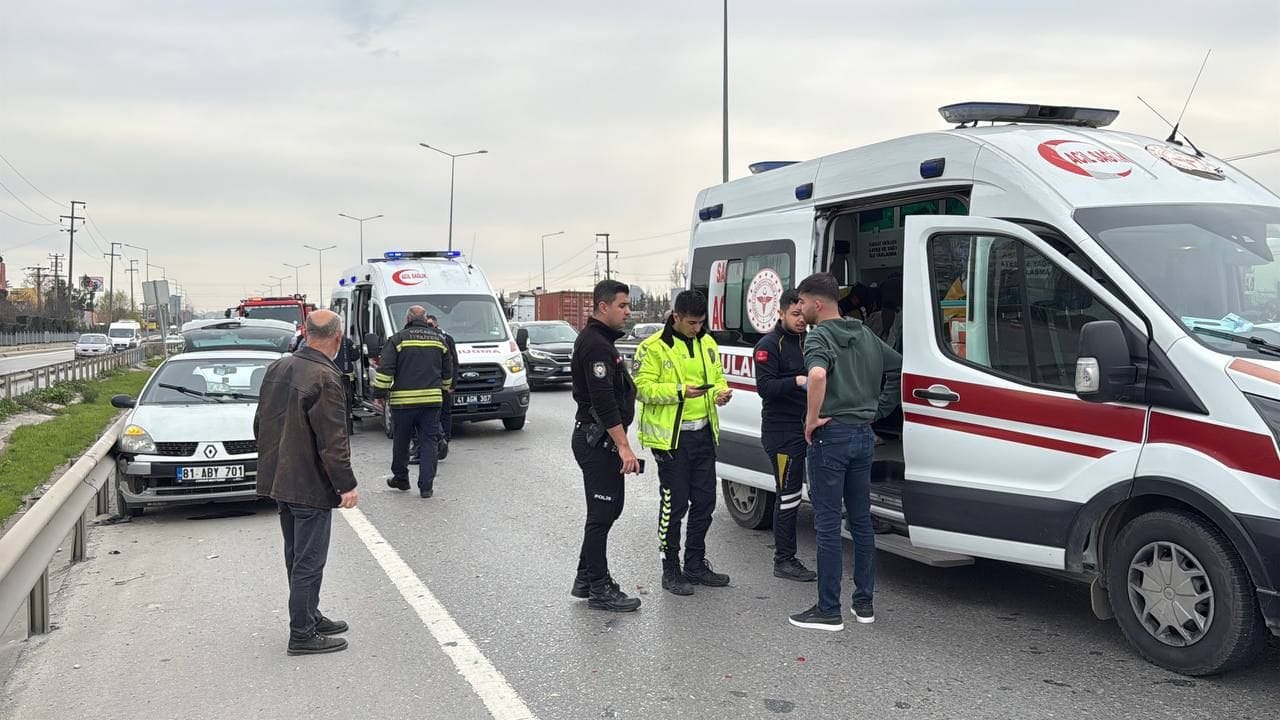 Kocaeli'de meydana gelen trafik kazasında 3 kişi yaralandı