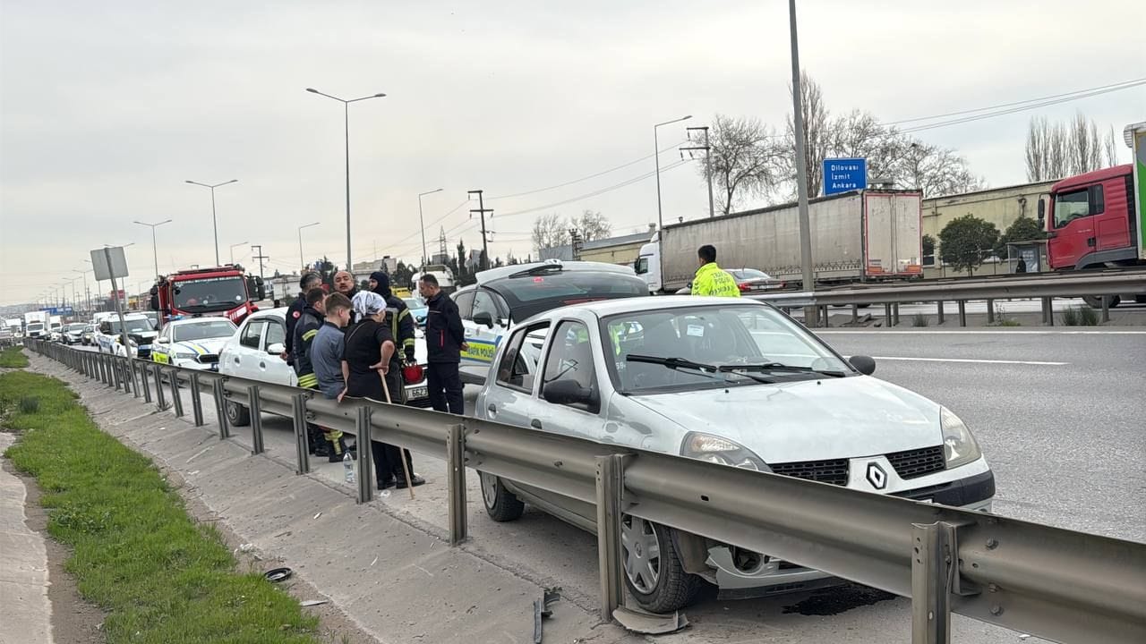 Kocaeli'de meydana gelen trafik kazasında 3 kişi yaralandı