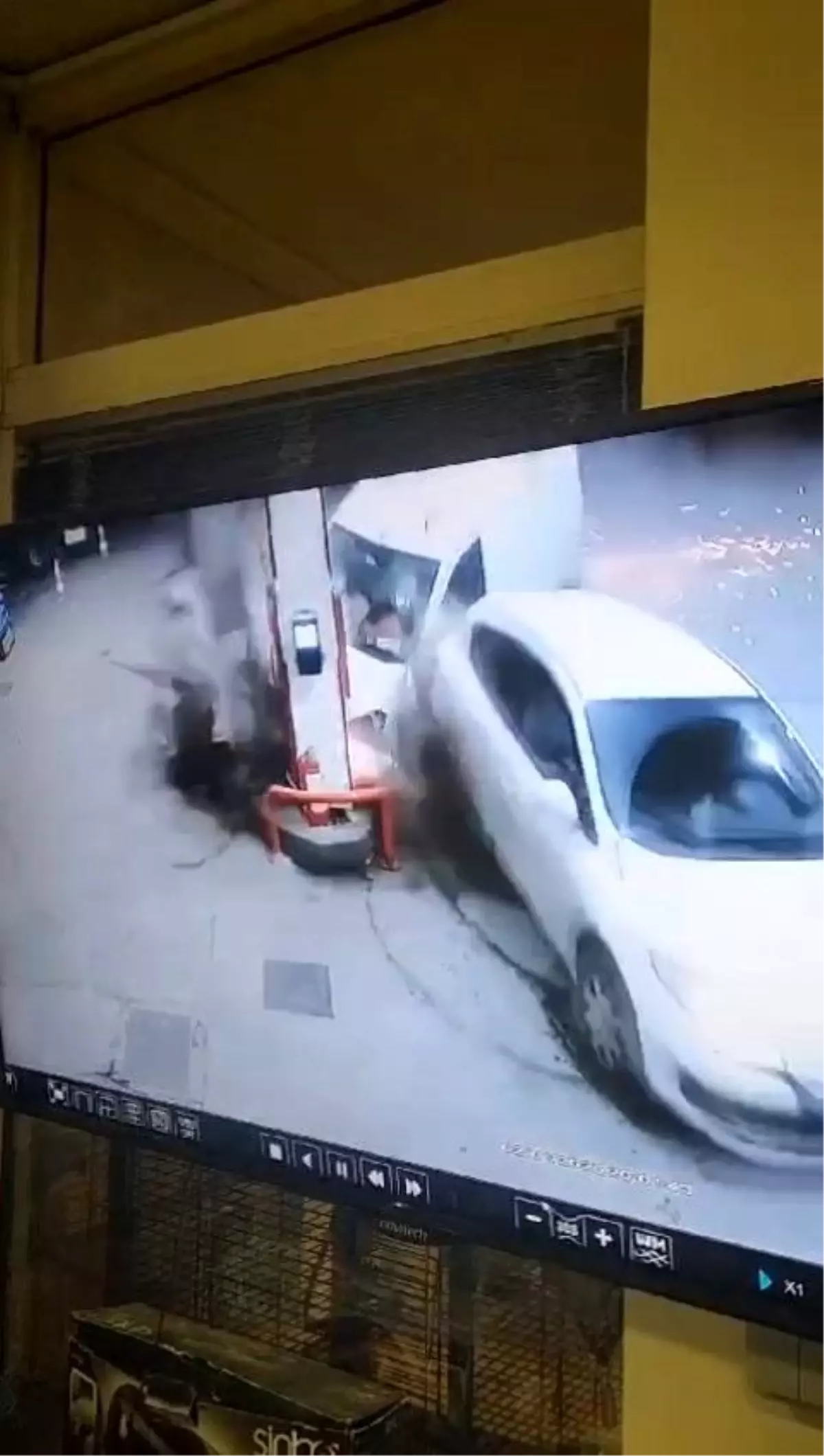 Hafif Ticari Araç, Akaryakıt İstasyonuna Çarptı: 2 Kişi Yaralandı