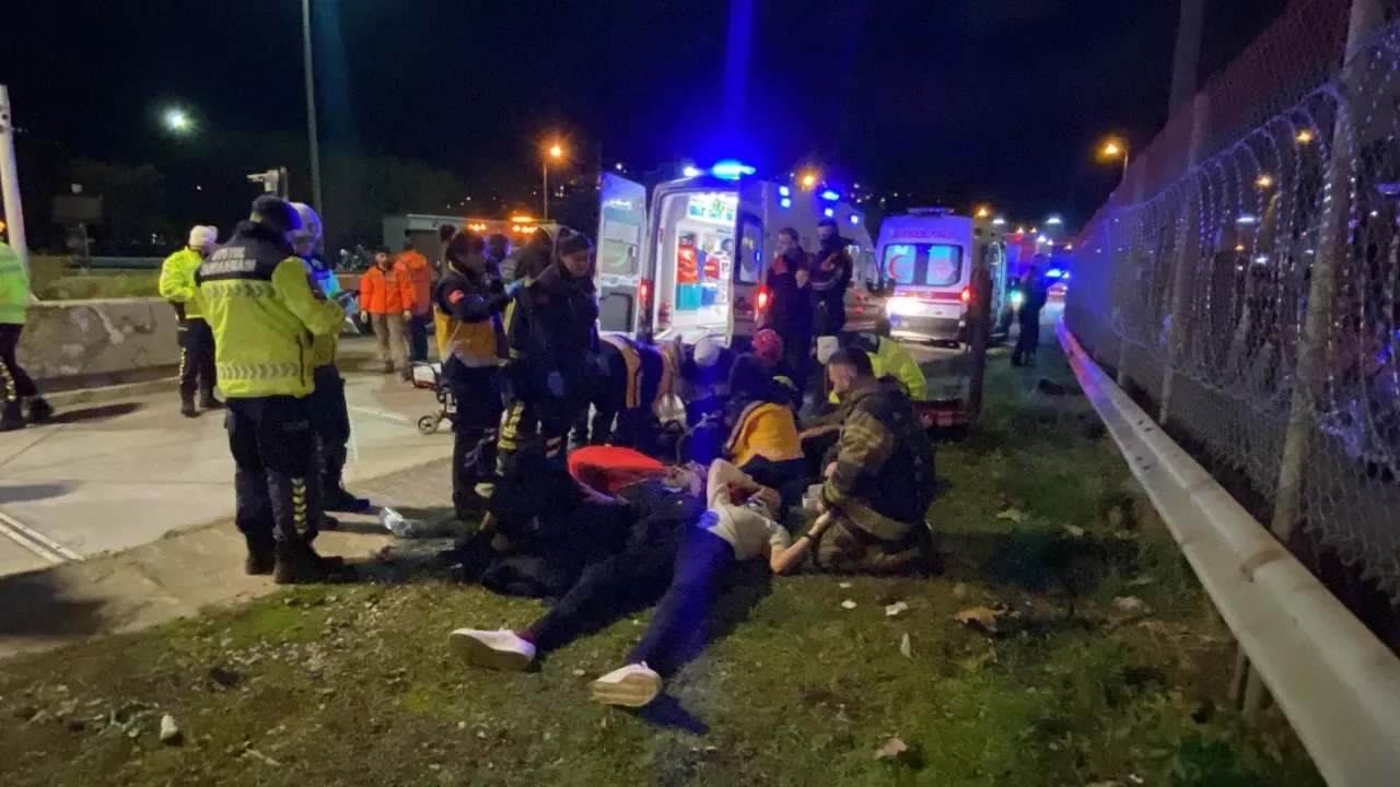 TEM Otoyolu’nda Otomobil Gişelere Daldı: Ekipler Yaralılar İçin Seferber Oldu