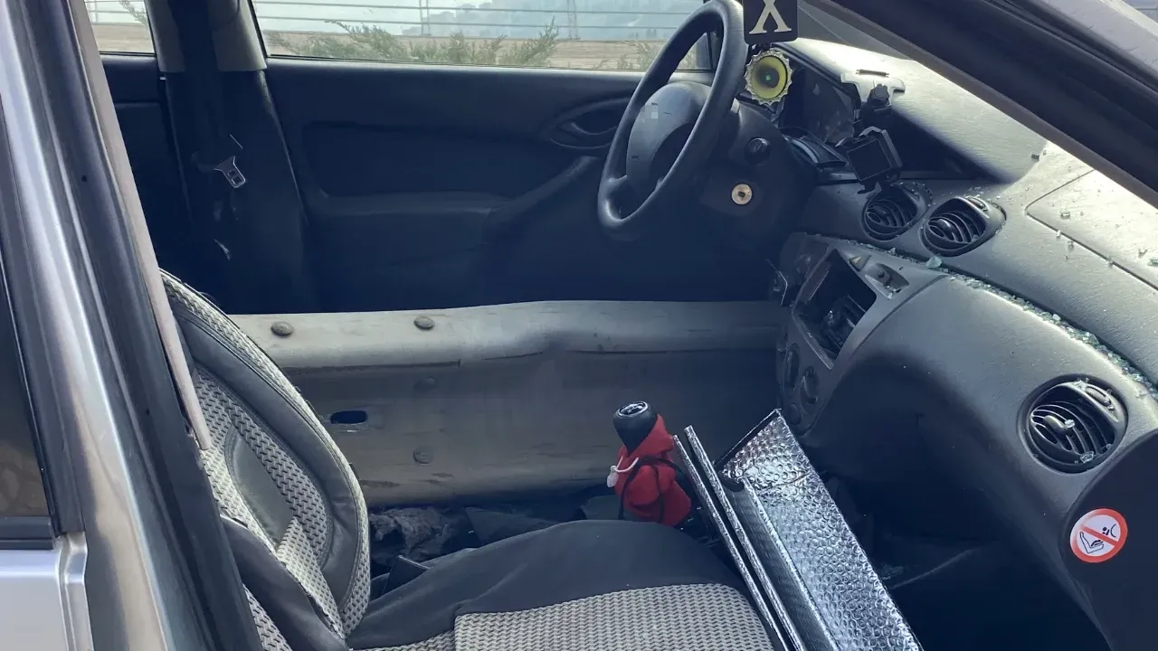 Bariyer Otomobili Delip Geçti!