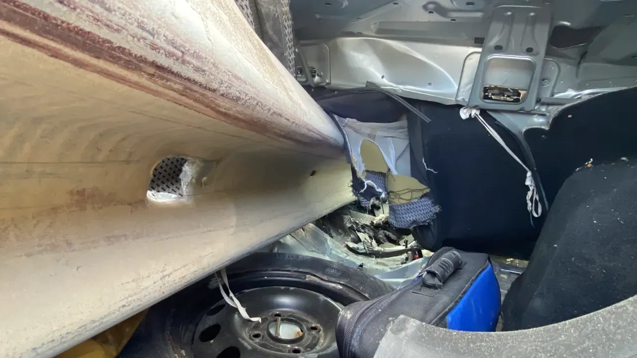 Bariyer Otomobili Delip Geçti!