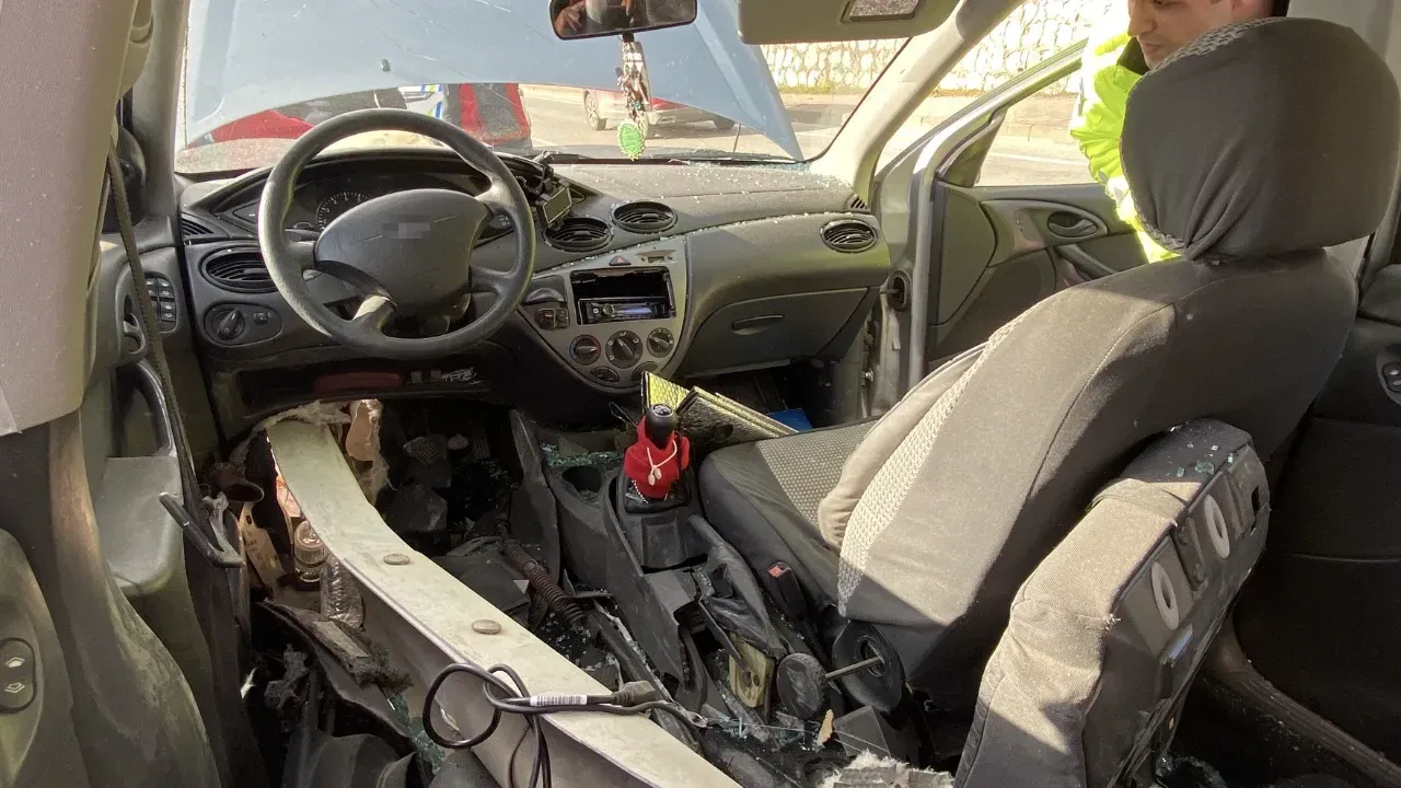 Bariyer Otomobili Delip Geçti!